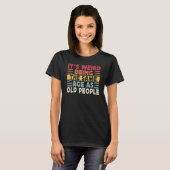 Retro It's Weird Being The Same Age As Old People  T-Shirt (Vorne ganz)