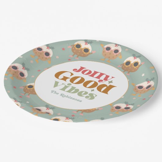 Retro "Jolly Good Vibes" Weihnachts-Party Pappteller (Schrägansicht)