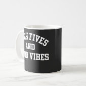 Retro-Kaffeetasse mit High Fives und Good Vibes Kaffeetasse (Vorderseite Links)