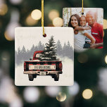 Retro Karierter Weihnachtswagen Individuelles Foto Keramikornament<br><div class="desc">Mit unserem Retro-karierten Weihnachtswagen-Schmuck in den Hallen! Personalisiert mit Ihrem Familiennamen,  ist es die perfekte festliche Touch,  um Ihrem Urlaubbaum in dieser Saison Charme und Nostalgie zu verleihen.</div>