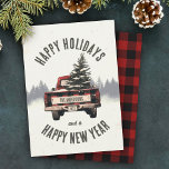 Retro Karierter Weihnachtswagen Kundenname Feiertagskarte<br><div class="desc">Mit unserer Retro-karierten Weihnachtsbaum-LKW-Karte senden Sie uns herzliche Urlaubswünsche! Personalisiert mit Ihrem Familiennamen,  ist es der perfekte Weg,  um festlichen Beifall und nostalgischen Charme mit den Lieben dieser Saison zu teilen.</div>