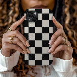 Retro-Karo in Schwarz und Creme Case-Mate iPhone Hülle<br><div class="desc">Die schicke Boho-Schachbrettablage in Schwarz und Elfenbeinfarben. Verwenden Sie die Entwurfswerkzeuge,  um eigene Monogramme,  Namen oder andere Texte hinzuzufügen oder die Hintergrundfarbe zu ändern,  um eine einzigartige Geräteabdeckung zu erstellen.</div>