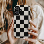 Retro-Karo in Schwarz und Creme iPhone 16 Hülle<br><div class="desc">Die schicke Boho-Schachbrettablage in schwarz und cremefarben. Verwenden Sie die Entwurfswerkzeuge,  um eigene Monogramme,  Namen oder andere Texte hinzuzufügen oder die Hintergrundfarbe zu ändern,  um eine einzigartige Geräteabdeckung zu erstellen.</div>