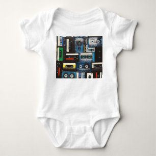 Retro-Kassetten: Blue Background Vintag. Baby Strampler