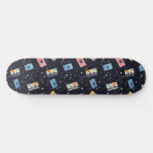 Retro-Kassetten im kosmischen Raum Skateboard (Horizontal)