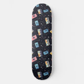 Retro-Kassetten im kosmischen Raum Skateboard (Vorderseite)
