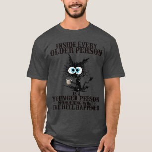 Retro-Katze in jeder älteren Person ist ein jünger T-Shirt