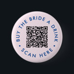 Retro Kaufen Sie die Braut einen Drink Junggeselin Button<br><div class="desc">Mit diesem Retro Buy the Bride a Drink Junggeselinnen-Abschied QR Button bringen Sie eine moderne Touch in die Bachelorette der Braut. Dieser Knopf verbindet nahtlos Vintage Ästhetik mit zeitgenössischer Drehung und zeigt ein stilvolles blaues Design und einen anpassbaren QR-Code. Die Essenz der Retro-Vibes mit einem modernen Rand zu erfassen, macht...</div>