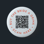 Retro Kaufen Sie die Braut einen Drink Junggeselin Button<br><div class="desc">Mit diesem Retro Buy the Bride a Drink Junggeselinnen-Abschied QR Button bringen Sie eine moderne Touch in die Bachelorette der Braut. Dieser Knopf verbindet nahtlos Vintage Ästhetik mit zeitgenössischer Drehung und zeigt ein stilvolles blaues Design und einen anpassbaren QR-Code. Die Essenz der Retro-Vibes mit einem modernen Rand zu erfassen, macht...</div>