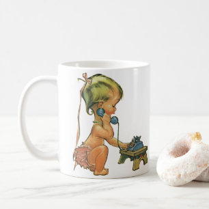 Retro Kind Süß Blondes Mädchen spricht auf Spielze Kaffeetasse