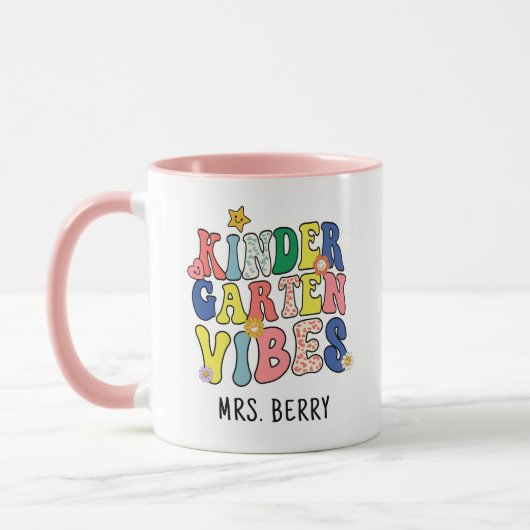 Retro Kindergarten Vibes Teacher Tasse (Links)