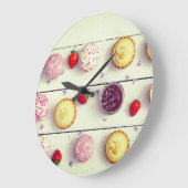 Retro kitchen clock with cupcakes and strawberries große wanduhr (Winkel)