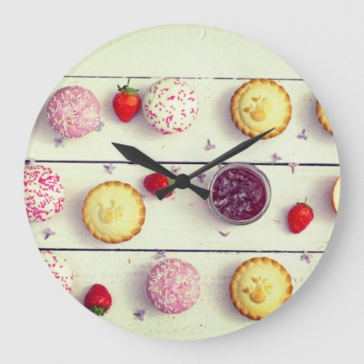 Retro kitchen clock with cupcakes and strawberries große wanduhr (Vorderseite)