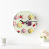 Retro kitchen clock with cupcakes and strawberries große wanduhr (Zuhause)