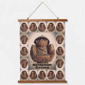 Retro Kitsch Carved Coconut Monkey Bank Wandteppich Mit Holzrahmen (Vorderseite)
