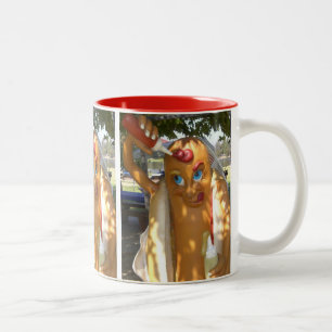 Retro Kitsch Hot Dog Statue Zweifarbige Tasse