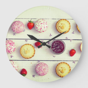 Retro Küchenuhr mit kleinen Kuchen und Erdbeeren Große Wanduhr