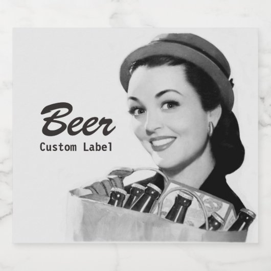 Retro Lächelnde Frau in den 1950er Jahren Holding Bierflaschenetikett (Einzelnes Label)
