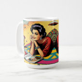Retro Lady am Beach Daydreaming über Mode Kaffeetasse (Vorderseite Links)