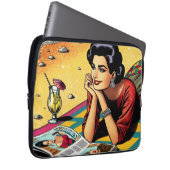 Retro Lady am Beach Daydreaming über Mode Laptopschutzhülle (Vorne Rechts)
