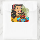 Retro Lady Holding a Birthday Present Quadratischer Aufkleber (Tasche)