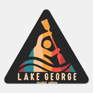 Retro Lake George Kayaking Dreieckiger Aufkleber