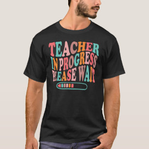 Retro-Lehrer im Gange Bitte warten Sie auf den näc T-Shirt