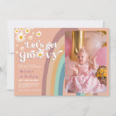 Retro Let's Groovy Daisy Rainbow Foto Geburtstag Einladung (Vorderseite)