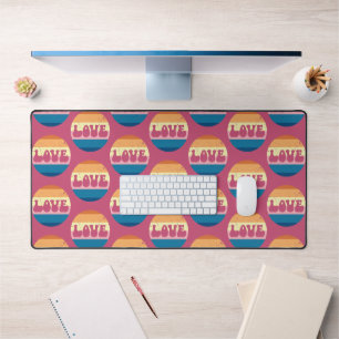 Retro-Liebe-Typografie auf Vintage-Sonnenuntergang Schreibtischunterlage