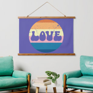 Retro-Liebe-Typografie auf Vintage-Sonnenuntergang Wandteppich Mit Holzrahmen