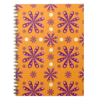 Retro-Lila-Blumen auf orangem Hintergrund Notizblock