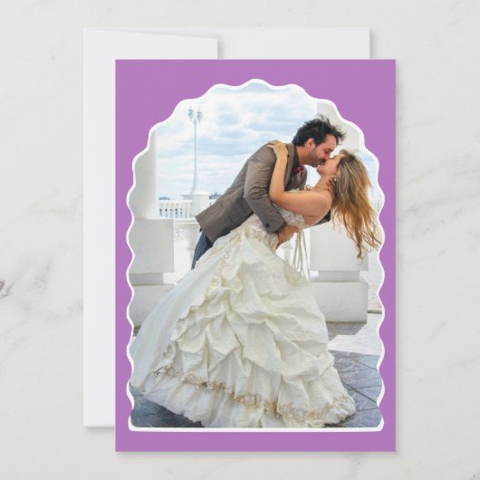 Retro lila bogenförmige Bogen Hochzeit Foto Einladung (Rückseite)