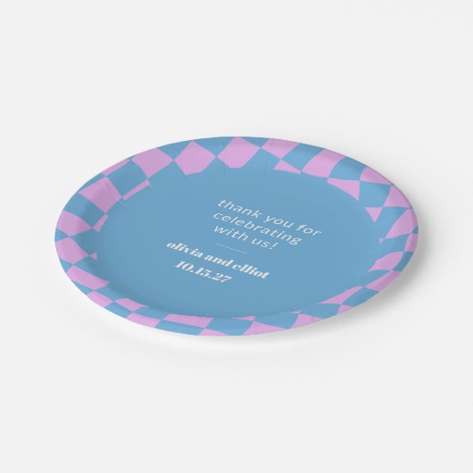 Retro Lila Checkerboard Custom Couples Dusche Pappteller (Schrägansicht)