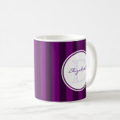 Retro-Lila gestreiftes Muster mit Monogramm Kaffeetasse (VorderseiteRechts)