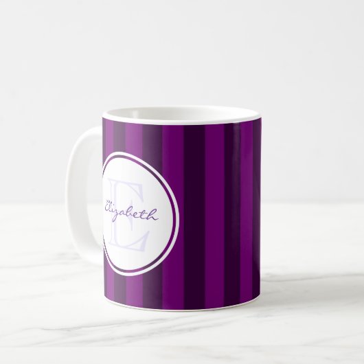 Retro-Lila gestreiftes Muster mit Monogramm Kaffeetasse (Vorderseite Links)