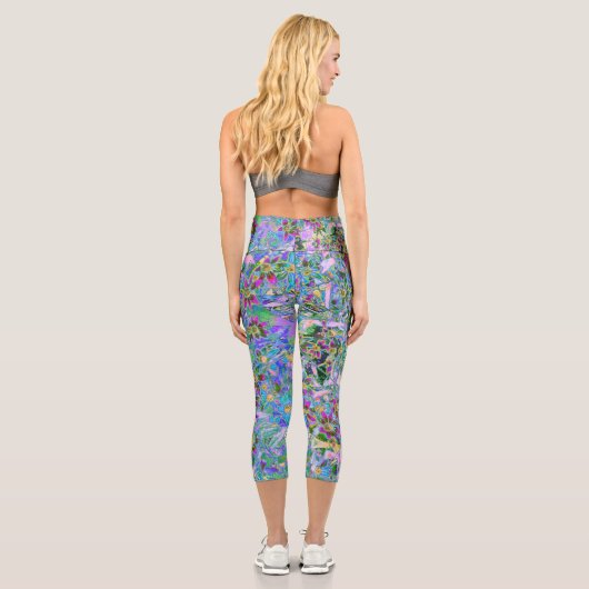 Retro-Lila, grüne und blaue Wildblumen auf Rosa Capri Leggings (Rückseite)