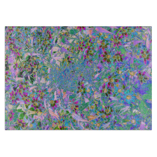 Retro-Lila, grüne und blaue Wildblumen auf Rosa Schneidebrett