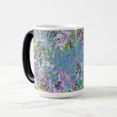 Retro-Lila, grüne und blaue Wildblumen auf Rosa Verwandlungstasse (Vorderseite Links)