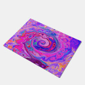 Retro Lila und Orange Abstrakt Groovy Swirl Fußmatte (Schrägansicht)