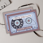 Retro Lilac Lila Cassette Tape Wedding Save The Date<br><div class="desc">Retro Lilac Lila Cassette Tape Wedding Save the Date Cards - Groovy Vintag Vibes for your Special Day. Mit unseren einzigartigen Hochzeitskarten, die mit einem kühnen lila, lila Kassettendesign ausgestattet sind, können Sie Ihre Gäste in die Vergangenheit zurückbringen. Genießen Sie das zauberhafte Wesen der 70er, 90er und 60er Jahre, da...</div>