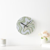 Retro Liquid Swirl Abstract Pattern in Sage Green Runde Wanduhr (Zuhause)