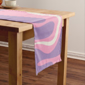 Retro Liquid Swirl Groovy Abstrakt Lila rosa Kurzer Tischläufer (Beispiel)