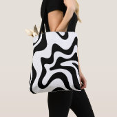 Retro Liquid Swirl Trippy Black and White Abstrakt Tasche (Von Nahem)