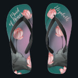 Retro Lotus Blume Hochzeit Personalisiert Badesandalen<br><div class="desc">Diese klassischen, aber trendigen Flip Flops zeichnen sich durch ein ästhetisches Retro-Muster aus rosa Lotus-Blume aus, die auf dunkelgrünem bis rosa Farbverlauf malen. Die prächtigen Flip Flops sind ein personalisiertes und unvergessliches Geschenk für Hochzeitsfeier: Braut, Brautjungfrauen, Brautmutter, Trauzeugin... Sie fügen Ihrem Hochzeitstag, Junggeselinnen-Abschied oder anderen Feierlichkeiten eine stilvolle Glamour hinzu....</div>