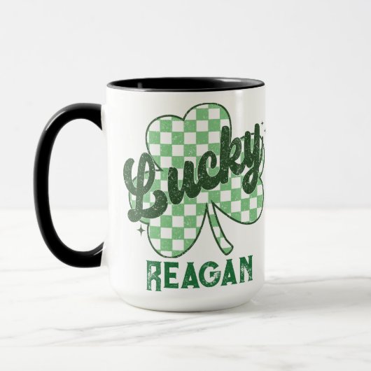 Retro Lucky Kleeblatt St Patrick's Day Monogram Tasse (Links)