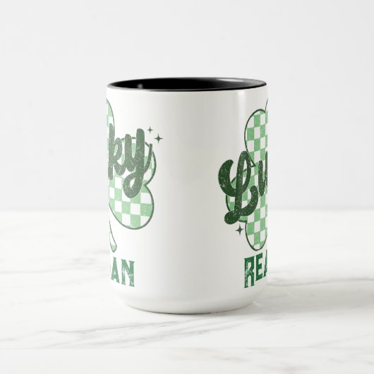 Retro Lucky Kleeblatt St Patrick's Day Monogram Tasse (Zentrum)