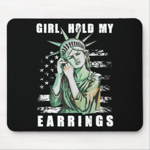 Retro Mädchen haltet meine Ohrringe Anti-Trump Pol Mousepad