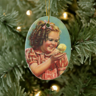 Retro-Mädchen mit Baby-Küken, glückliches Kind läc Keramik Ornament