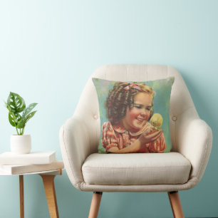 Retro-Mädchen mit Baby-Küken, glückliches Kind läc Kissen