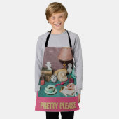 Retro-Mädchenhaftes „Pretty Please“-Druck | Helles Schürze (Getragen)